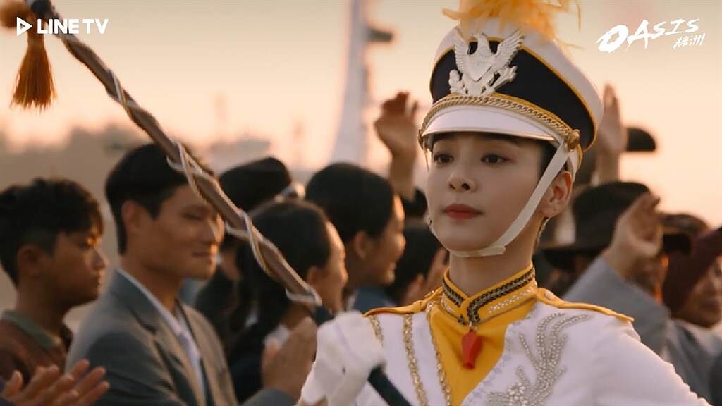 薛仁雅再次穿上高中生制服，初登場就以「儀隊隊長」的身份亮相。（LINE TV提供）