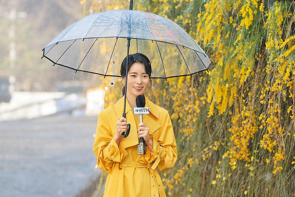 林智妍飾演的朴涎鎮在劇中是氣象主播，其中播報氣象的DINT鵝黃色洋裝詢問度超高。（Netflix提供）