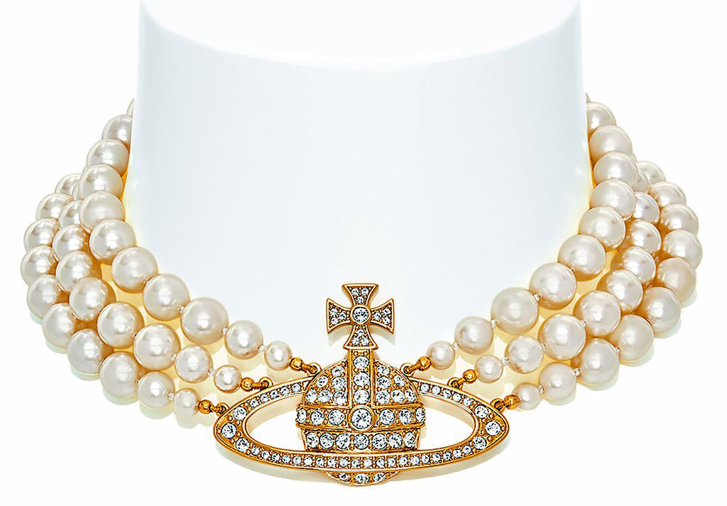 朴涎鎮於第10集穿上Vivienne Westwood 2022春夏系列服裝，搭配Pearl系列珍珠項鍊，2萬3000元。（Vivienne Westwood提供）