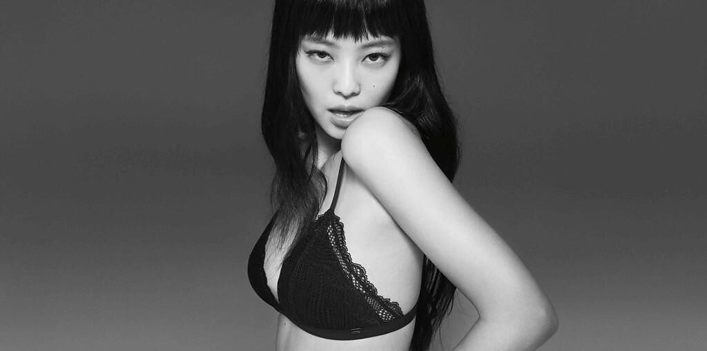 Jennie於Calvin Klein最新大片中以性感蕾絲內衣亮相。（Calvin Klein提供） 