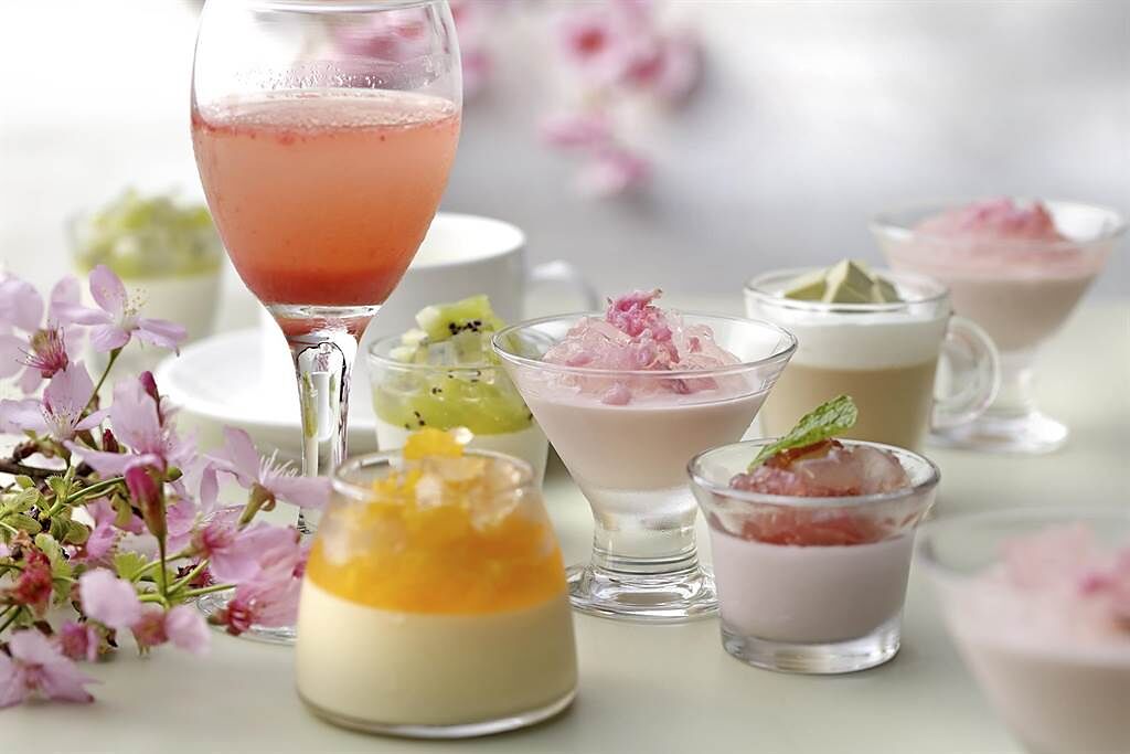 欣葉日本料理春季限定甜點「花見奶酪」，用櫻花草莓、葡萄、香橙、奇異果。（欣葉提供）