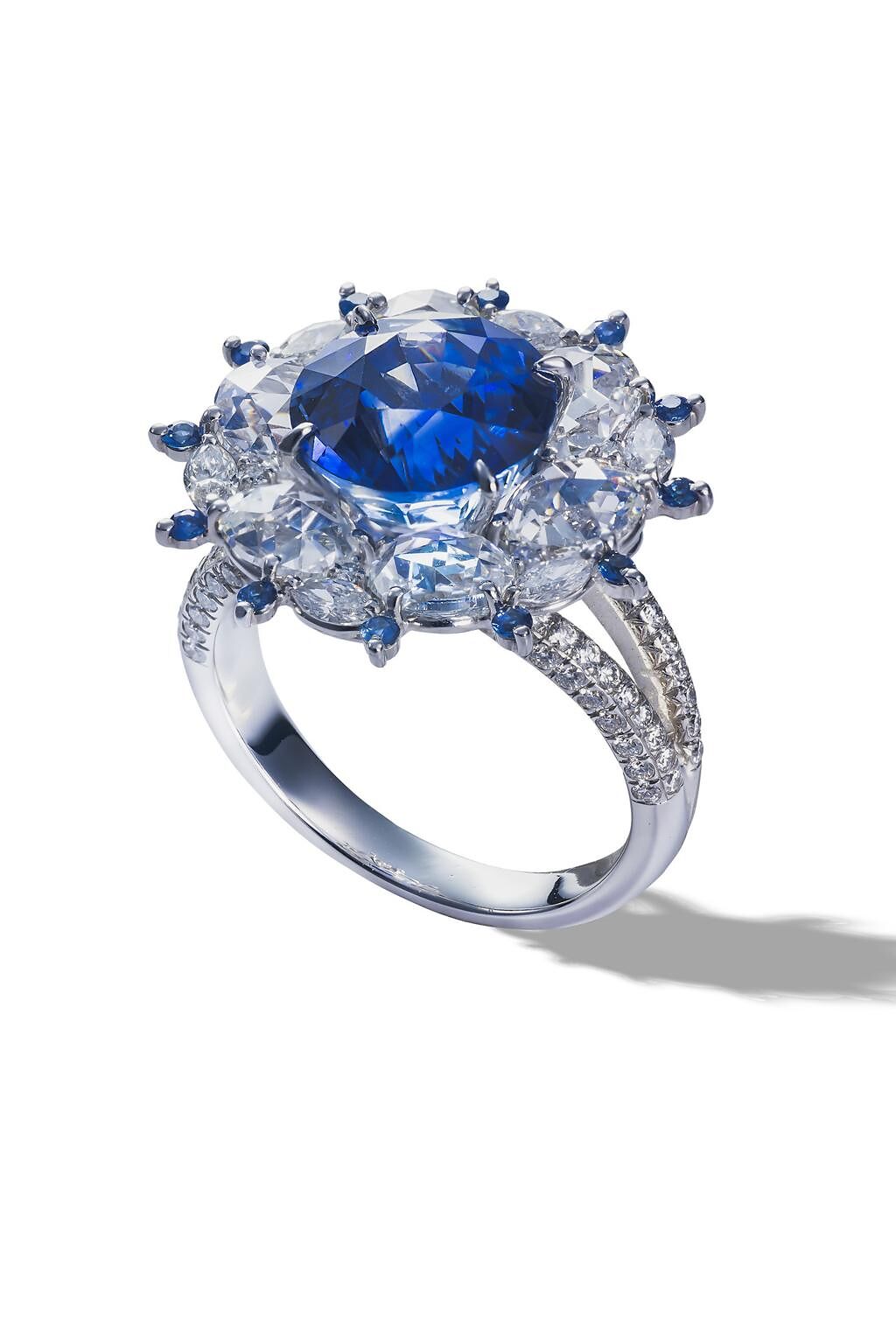 DAMIANI Absolute藍寶石戒指，300萬元。（DAMIANI提供）