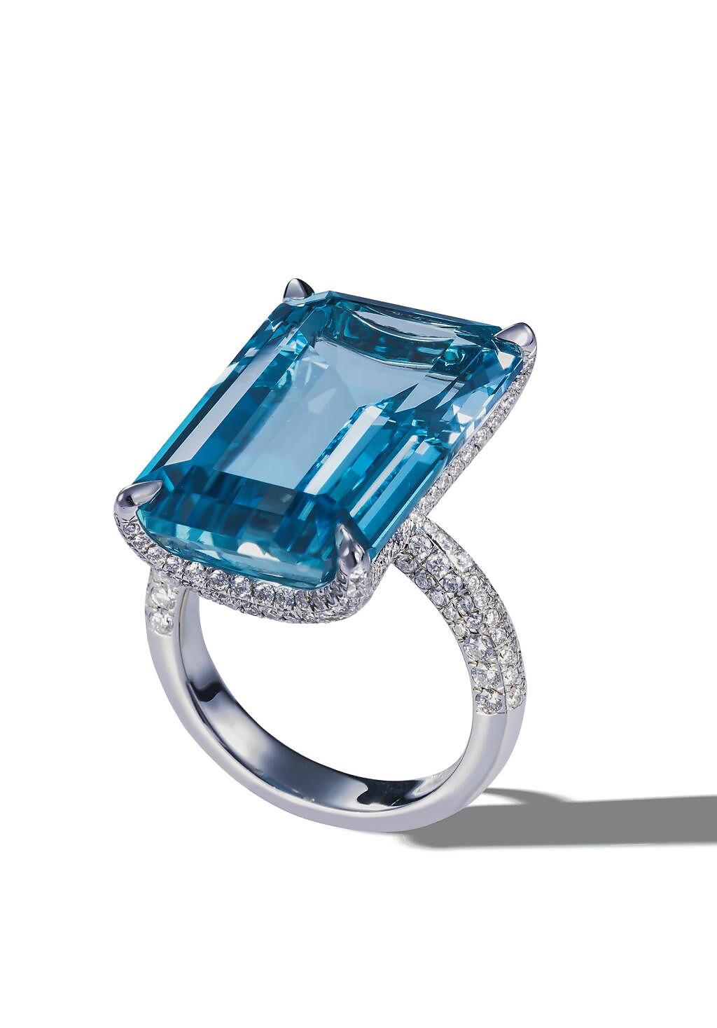 DAMIANI Absolute海水藍寶石戒指，165萬元。（DAMIANI提供）