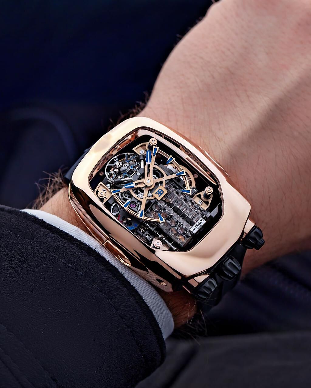 Jacob&Co.與Bugatti名車合作聯名Bugatti Chiron陀飛輪腕錶，將超跑戴著走。（Jacob&Co.提供）