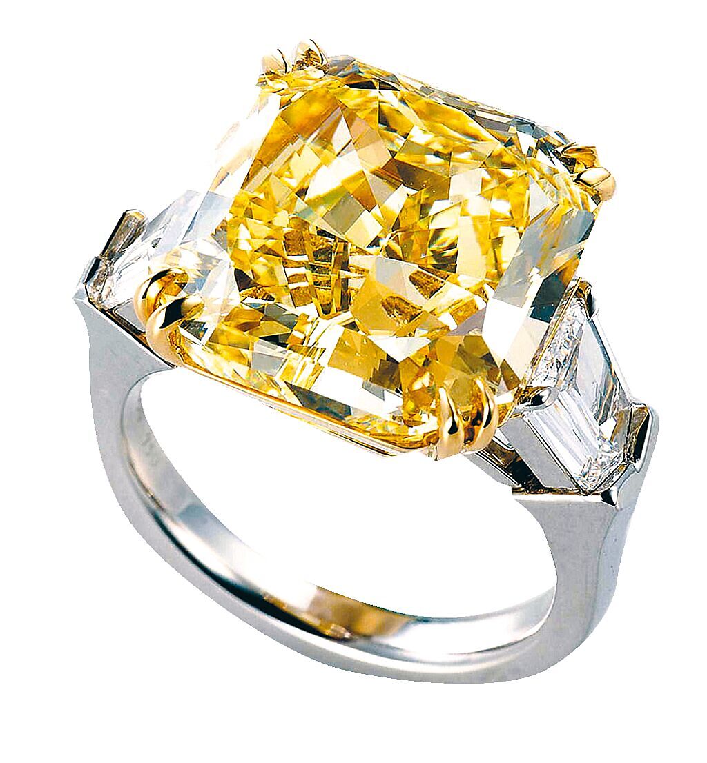 海瑞溫斯頓黃鑽戒指，鑲嵌15.01克拉黃鑽。（Harry Winston）