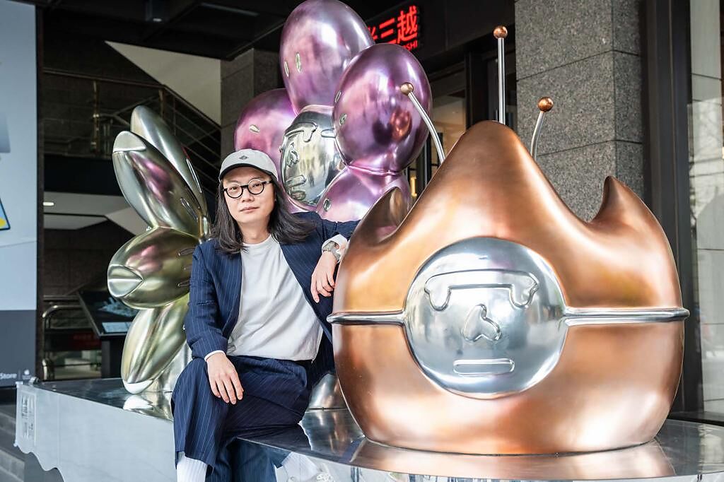 新光三越合作知名跨域藝術家－劉正堃Abei Liu，以知名角色Hua Hua大型裝置首度進駐百貨。（石智中攝）