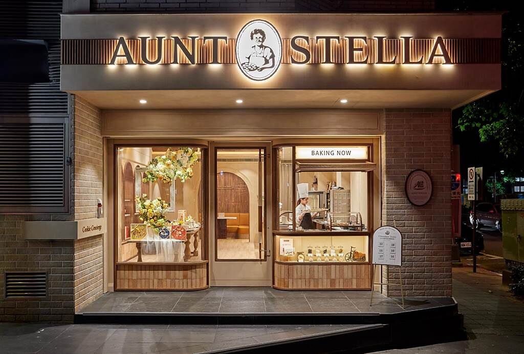 Aunt Stella 詩特莉形象店由台灣頂尖團隊「II Design 硬是設計」規劃，呈現溫馨暖色調。（詩特莉提供）
