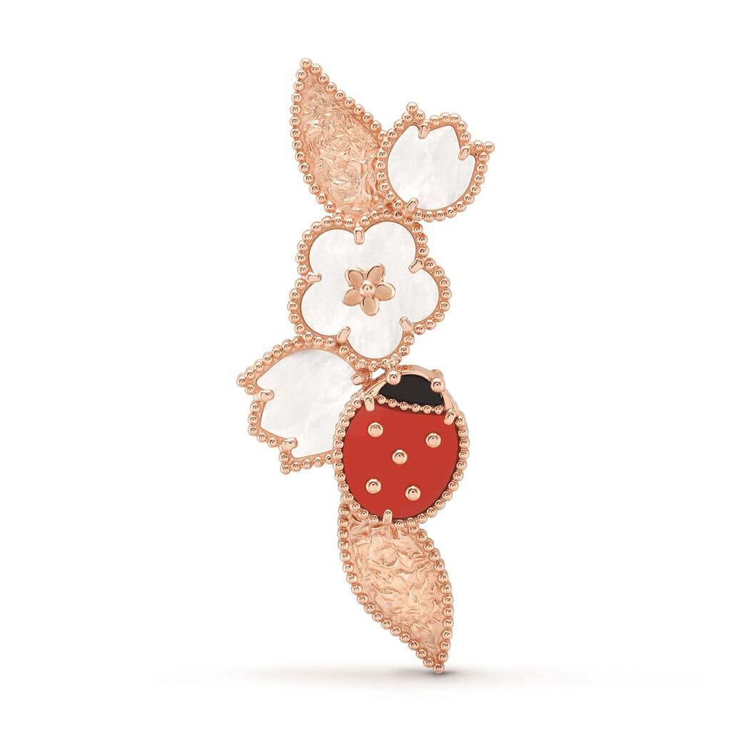 梵克雅寶Lucky Spring胸針，可愛的白梅花與瓢蟲充滿春天氣息。（Van Cleef & Arpels提供）