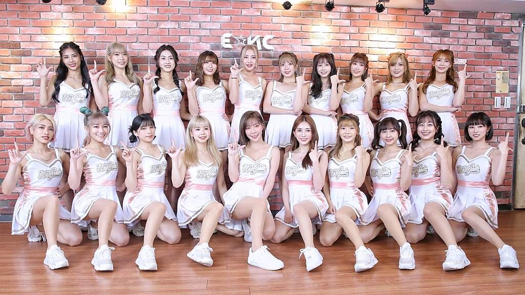 中職統一獅啦啦隊Uni Girls 21日全員到齊舉行表演服首度亮相記者會，除了新表演服亮相及介紹新成員外，現場也為已滿15周年的Uni Girls慶生。（杜宜諳攝）