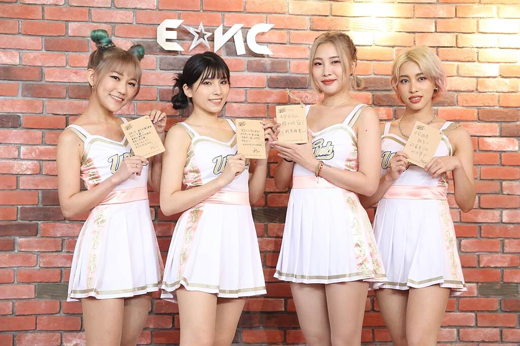 中職統一獅啦啦隊Uni Girls 21日舉行表演服首度亮相記者會，Yovia（左起）、曼萍、少少、詩詩公布對未來一年的期許。（杜宜諳攝））