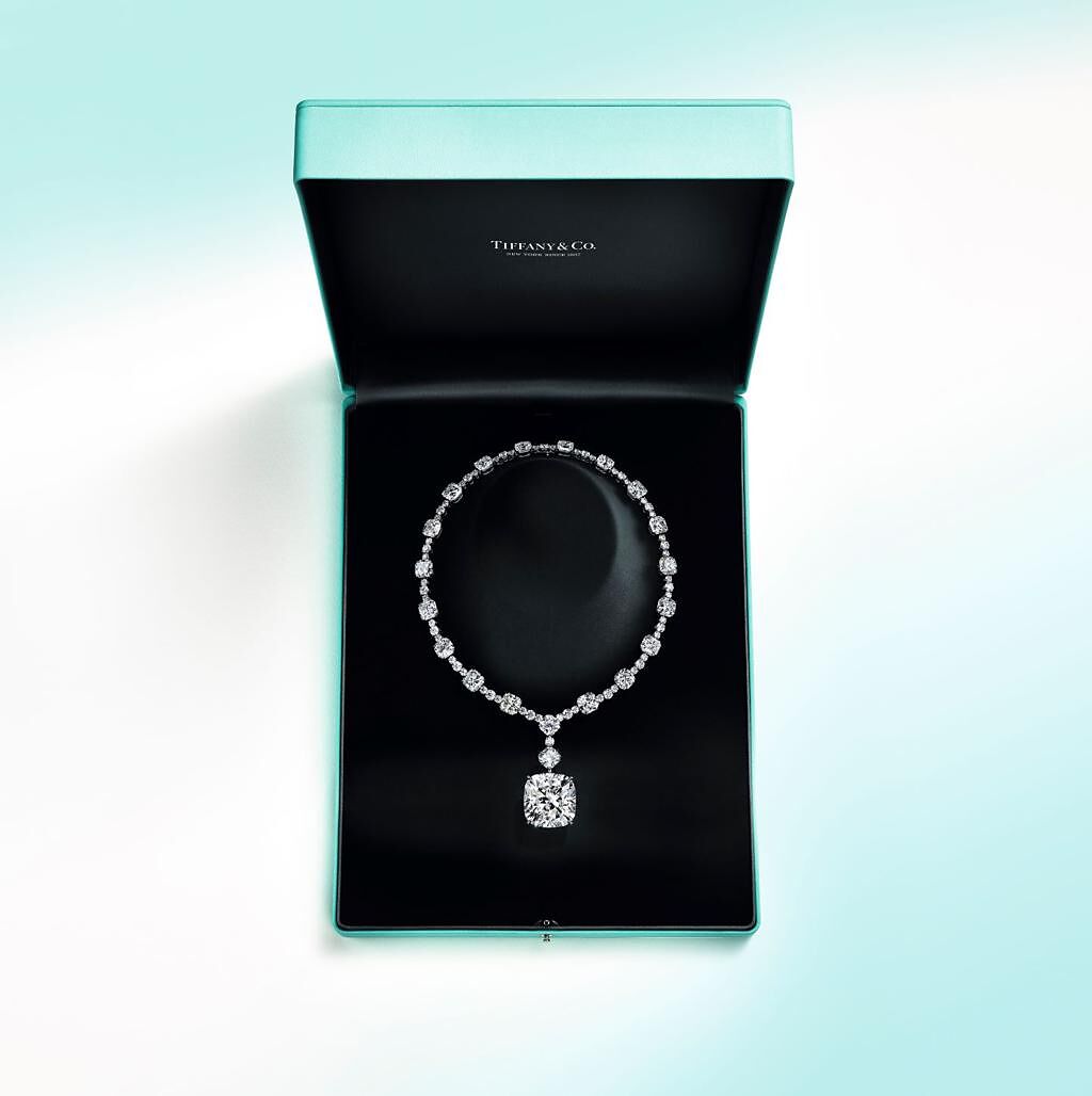 Tiffany高級珠寶系列鉑金鑲嵌總重逾106克拉鑽石項鍊，是全場最貴的珠寶作品。（ Tiffany提供）