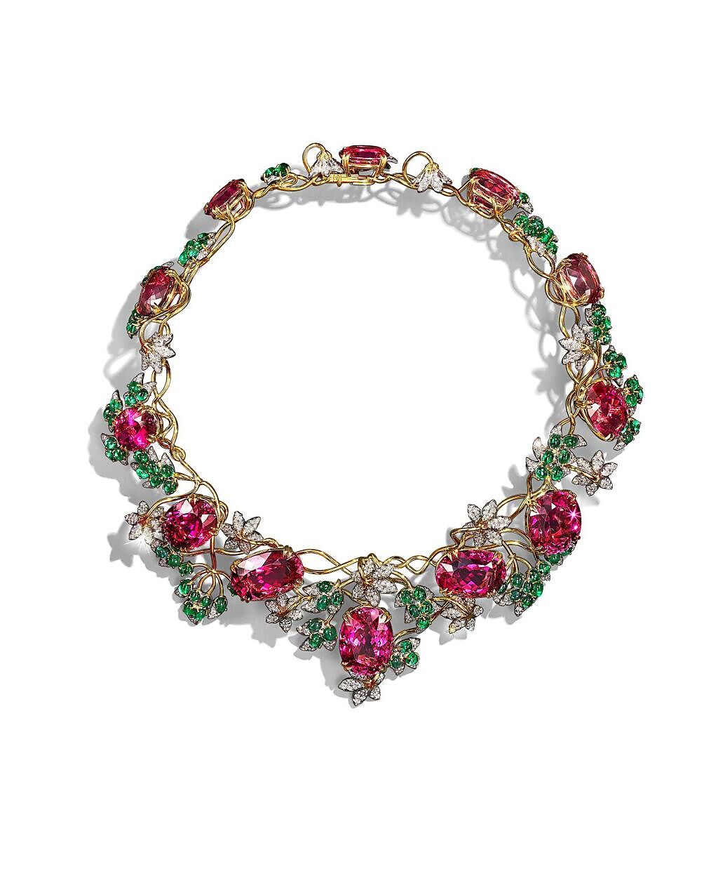 Tiffany & Co. Schlumberger鉑金與18K金鑲嵌紅碧璽、祖母綠與鑽石花型設計項鍊。（ Tiffany提供）