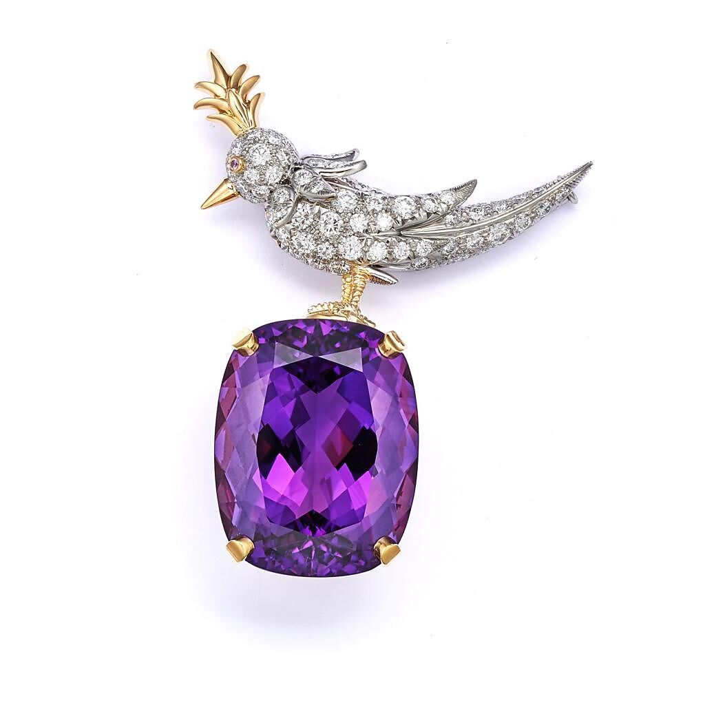 Tiffany & Co. Schlumberger石上鳥胸針， 鉑金與18K金鑲嵌紫水晶與鑽石。（Tiffany提供）
