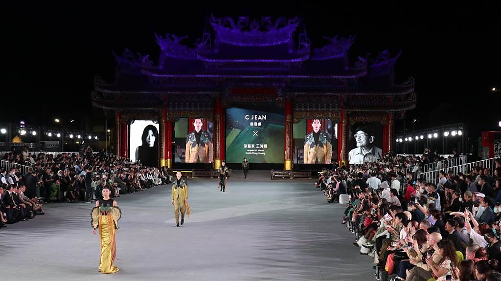開幕秀展出台灣設計師簡君嫄與漆藝工藝家王清霜所創作一系列獨特服裝。（張毓翎攝）