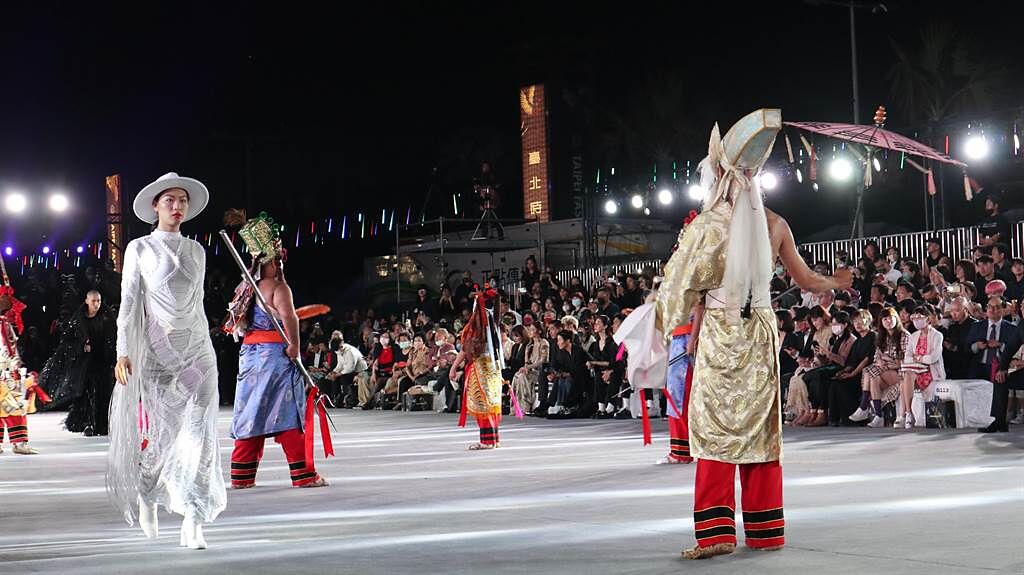 台北時裝週開幕秀結合傳統藝陣表演、表演藝術與時尚走秀。（張毓翎攝）