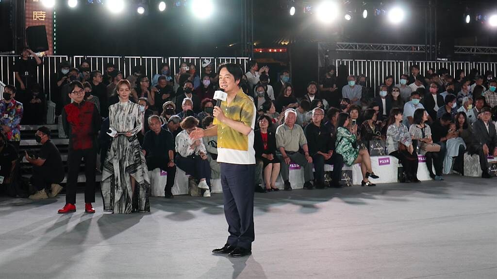 副總統賴清德特別穿著由設計師周裕穎以畫家江賢二之畫作為靈感所設計的服飾出席。（張毓翎攝）