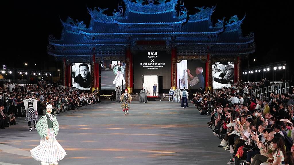 台北時裝週開幕秀展出由7位設計師與7位傳統藝師攜手創造出的70套服飾大作。（張毓翎攝）