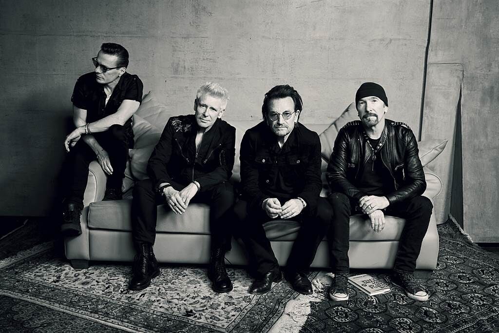 U2合唱團主唱波諾（右二）驚曝所有團員都曾有離團的想法。（環球音樂提供）