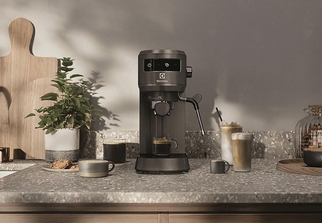 伊萊克斯推出了全新的極致美味500半自動義式咖啡機壓力計與觸控式兩款，定價分別為7990及8990元。（伊萊克斯提供）