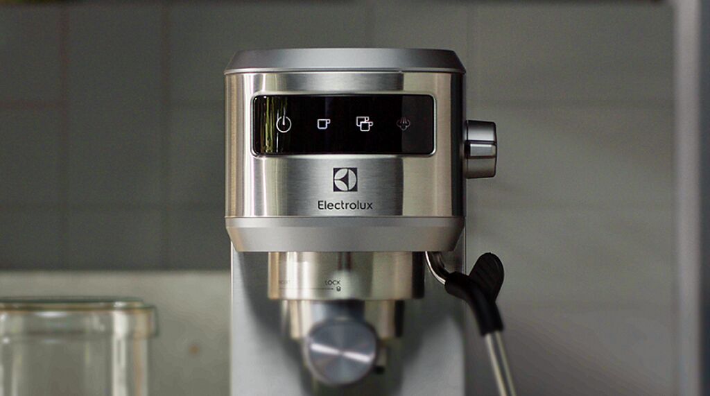 伊萊克斯極致美味500半自動義式咖啡機，金屬機身搭配觸控面板，外型時尚高雅。（伊萊克斯提供）