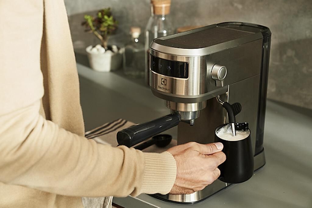 伊萊克斯極致美味500半自動義式咖啡機，不僅可沖打出綿密細緻奶泡外，也可供應熱水製作美式咖啡。（伊萊克斯提供）