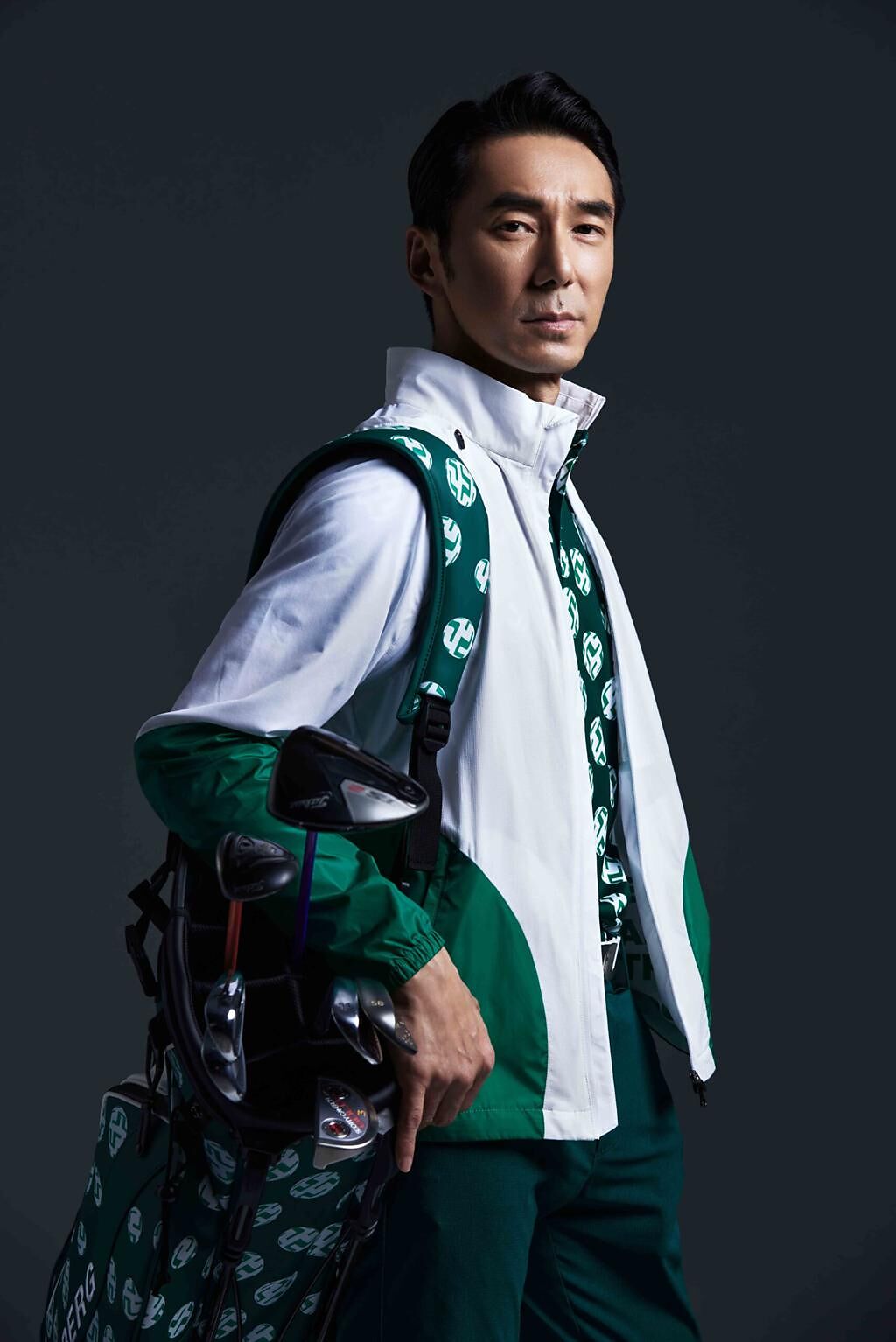 品牌好友李李仁穿著橋型波點印花Polo，4880元、超透氣細格織紋球褲，6580元、幾何波點輕量防風衣 8880元。（J.LINDEBERG提供）