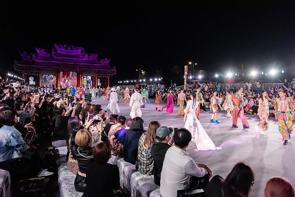 2023臺北時裝週AW23開幕秀首度移師台南，結合傳統藝陣、表演藝術展出七十套服裝。（臺北時裝週提供）