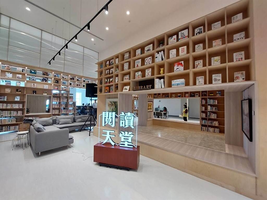 新北市立圖館泰山分館今重新啟用，媲美日本蔦屋書店。（陳慰慈攝）