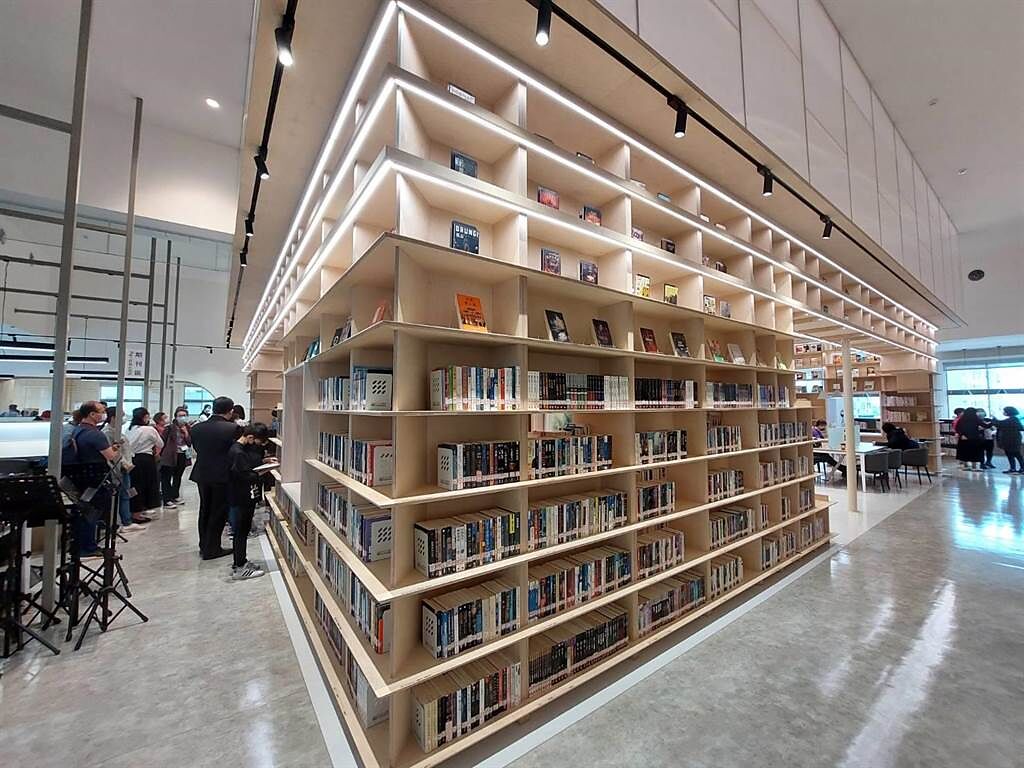 新北市立圖館泰山分館今重新啟用，媲美日本蔦屋書店。（陳慰慈攝）
