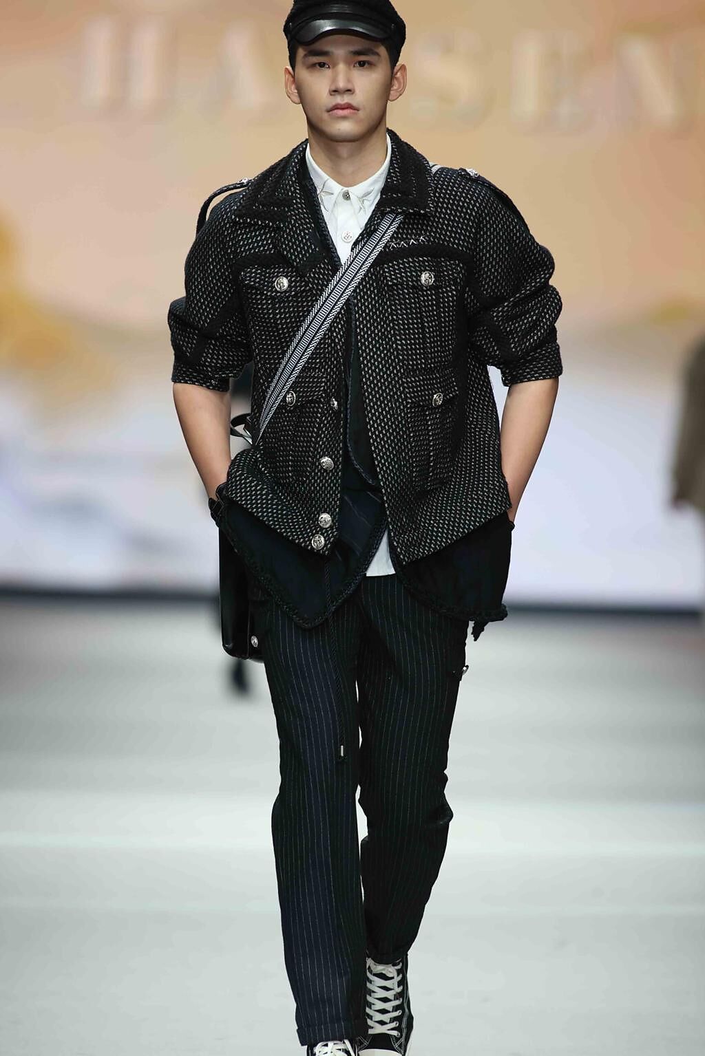 王品澔身穿HANSEN品牌服飾於臺北時裝週New Breed新生代品牌秀走秀。（臺北時裝週提供）
