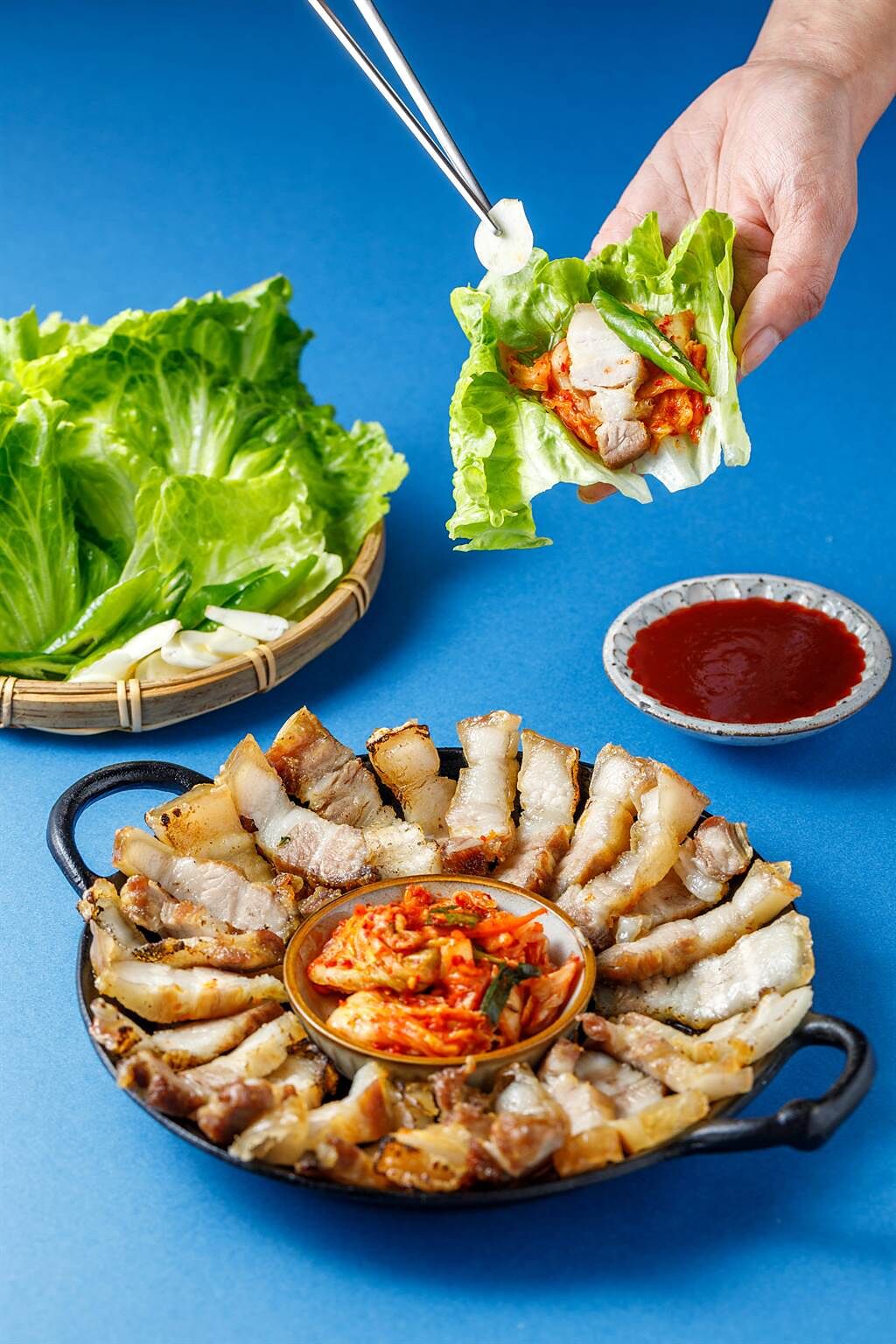 「韓國美食節」吃得到「阿豬媽」的韓國辣炒年糕、魚板、地瓜冬粉海苔捲，還有招牌的烤五花肉。(吉哆火鍋百匯提供)