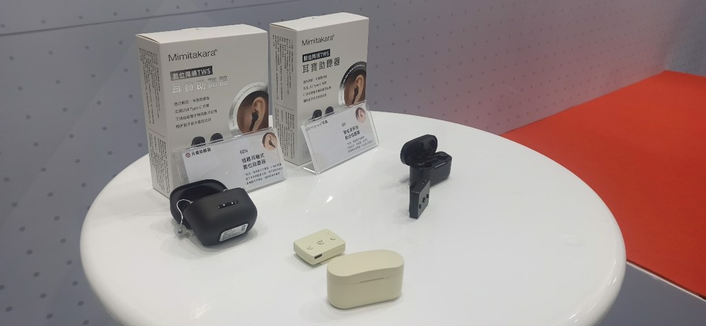 「TWS真無線藍牙充電式助聽器6EN」，以8米內自動連線的藍芽麥克風為亮點，外表時尚與一般藍芽耳機無異，新觀點掀起市場革命。(圖:中時新聞網攝)