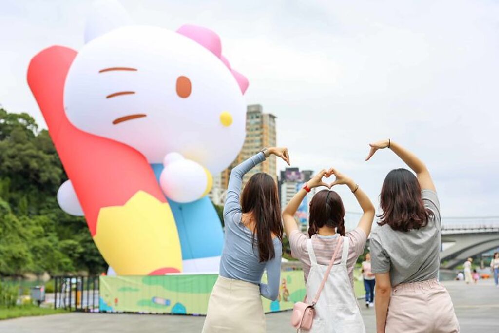 13公尺「Hello Kitty」化身為寫生藝術家，喜愛三麗鷗家族明星粉絲們千萬別錯過。　圖：新北市政府觀光旅遊局／提供