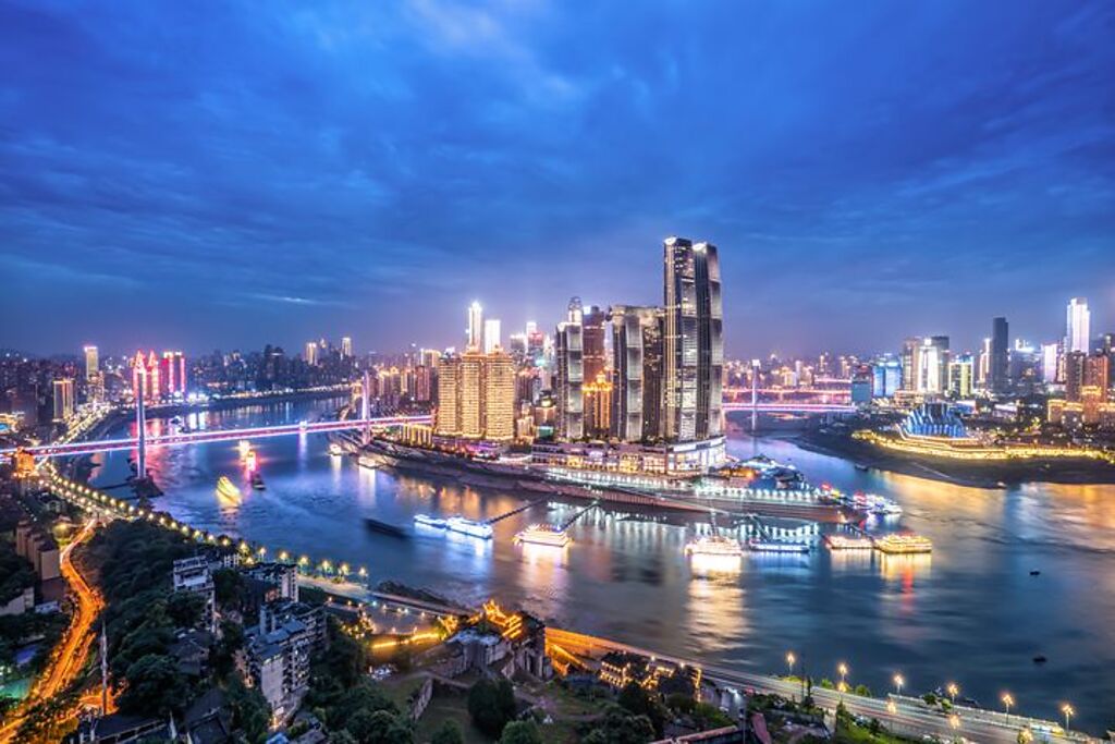 赴中國大陸的城市旅行，登高賞夜景為視覺一大享受；圖為重慶來福士廣場的璀璨夜色。　圖：Shutterstock／來源