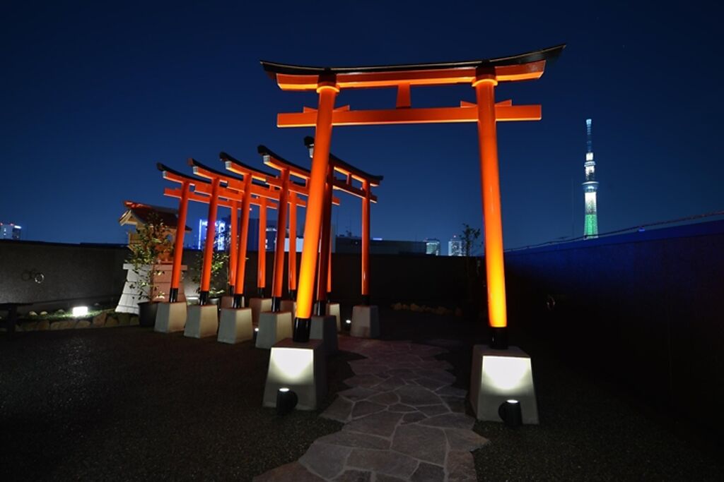 「HIROMAS HOTEL 藏」頂樓設有綿延鳥居與神社，夜間點燈後與東京夜景相襯。　圖：HIROMAS／來源