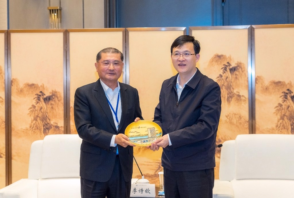 南京市長陳之常（圖右）贈禮予電電公理事長李詩欽（圖左），象徵兩岸企業融合創新。（圖/旺北金津攝）