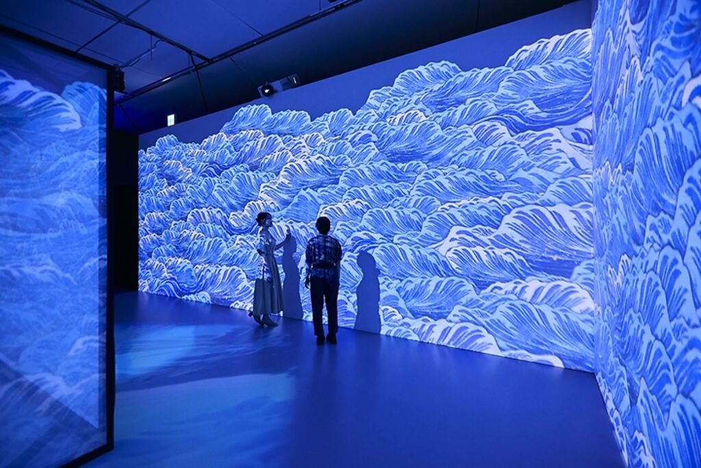 第一展區呈現日本引以為豪的「日本藍（Japan Blue）」魅力，包含葛飾北齋系列名作《富嶽三十六景》的《神奈川沖浪裏》在內，能欣賞8個作品輪播登場。　圖：HITOHATA,INC.／來源