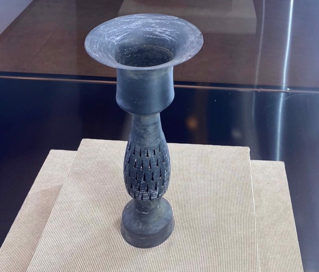 存於「城子崖遺址博物館」的蛋殼黑陶杯（仿製）。（圖／林麗萍攝）