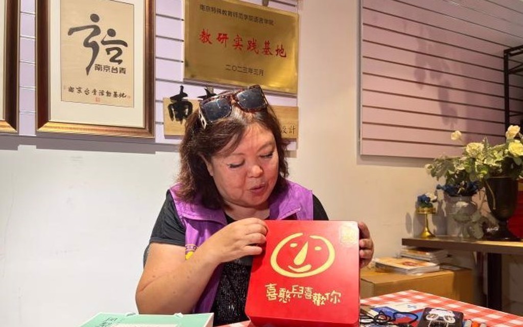 南京烘焙媽媽劉傑展示特殊兒手工作品。（圖／朱曉穎攝）