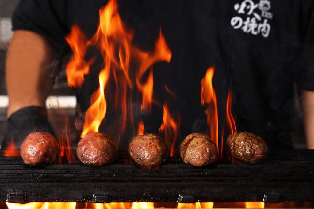手打炭燒和牛漢堡排是近期最具話題的美食，新品牌「焱の挽肉」也於日前開幕。　圖：焱の挽肉／提供 